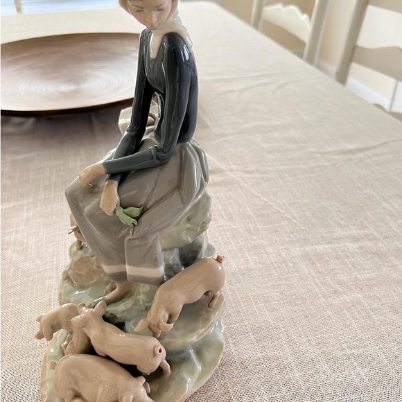 Shepherdess with pigs figurines liadro